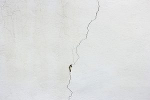 Przyczyny pęknięć na ścianach