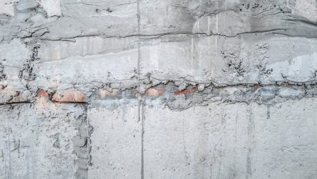 Naprawa przecieków w żelbecie – jak działa iniekcja ciśnieniowa?