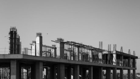 Izolacja pozioma murów – kiedy jest konieczna i jak się ją wykonuje?