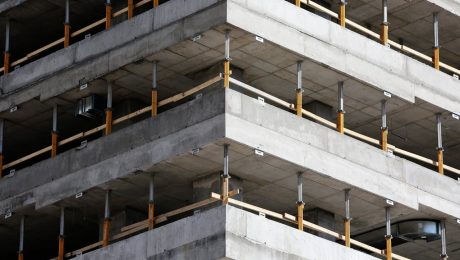 Susza hydrologiczna a pękanie domów – jak brak wody niszczy fundamenty?